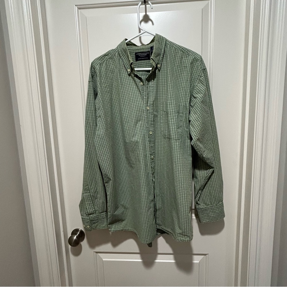 American Eagle Outfitters men’s size M long sleeve button down Green plaid Shirt